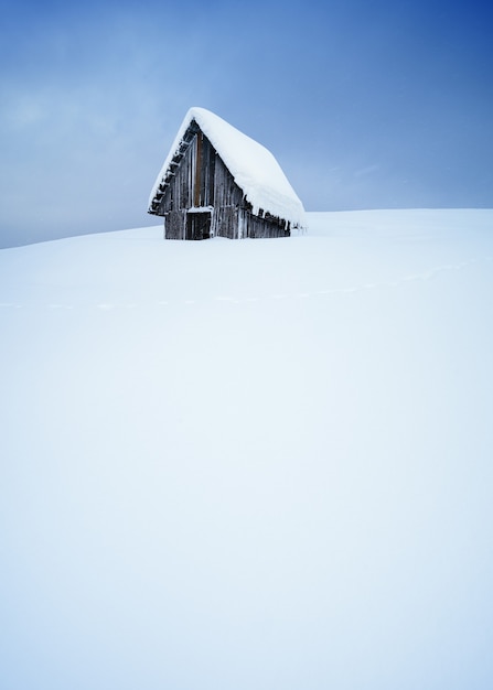 Maison de conte de fées avec un chapeau de neige sur le toit. Magnifique vue hivernale. Copiez l'espace pour le texte