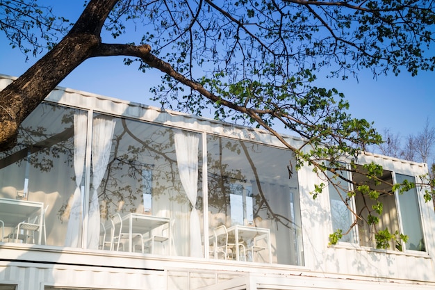 Maison conteneur, sur, fond, ciel bleu