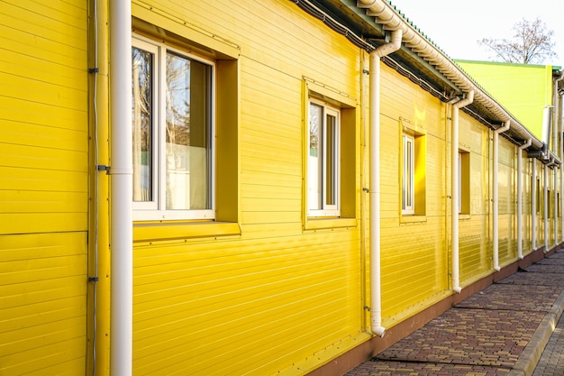 Maison couleur jaune vif avec fenêtres