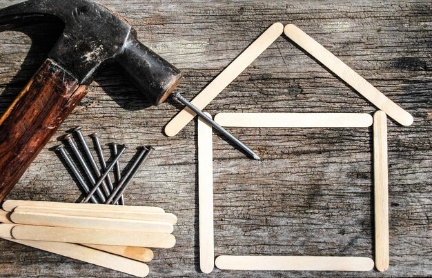 Photo une maison créative en bâtons de bois