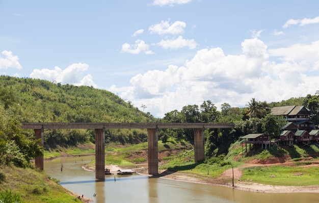 Photo maison cultivée sur la rivière