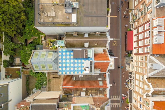 Une maison avec un damier bleu et blanc