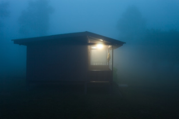 Photo maison dans la brume