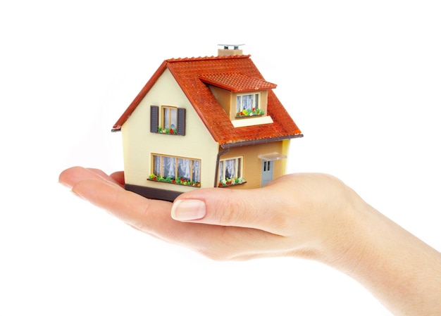 La maison dans les mains humaines