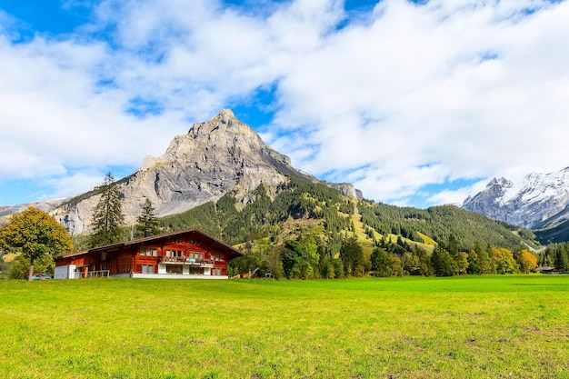 Photo maison dans les montagnes de kandersteg en suisse