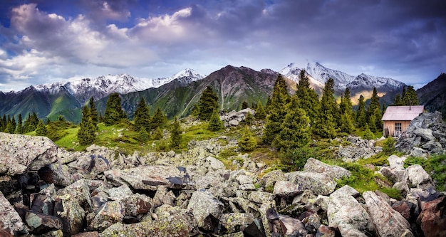 Maison dans les montagnes