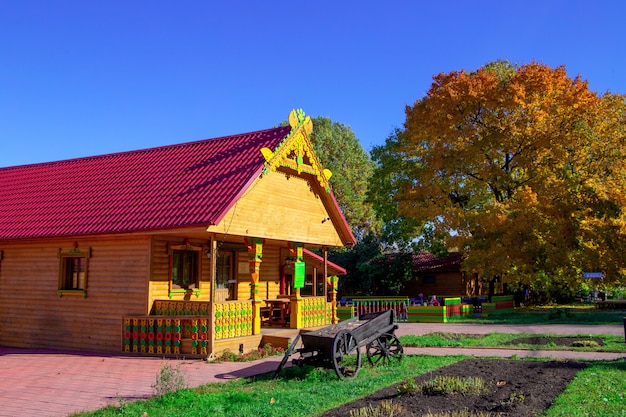 Photo maison dans le parc d'automne en journée ensoleillée