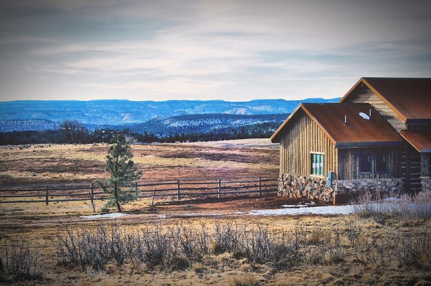 Photo maison dans un paysage de campagne