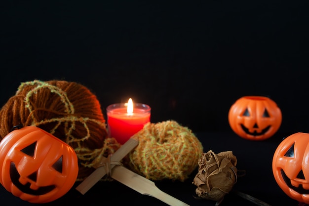 Photo maison décorative avec bougies et citrouilles