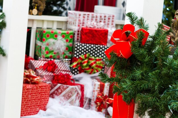 Maison décorée de conifères pour Noël.