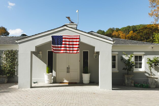 Maison décorée de drapeau américain avec paysage et ciel bleu avec des nuages en arrière-plan. préparé pour le retour du soldat à la famille.