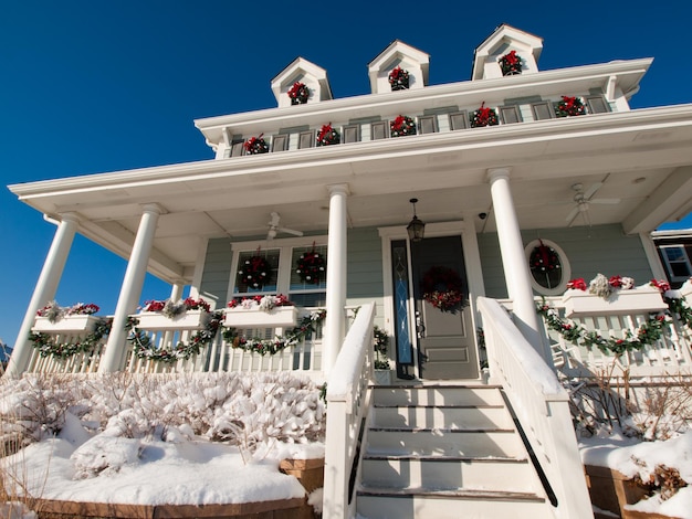 Maison décorée pour les vacances d'hiver.