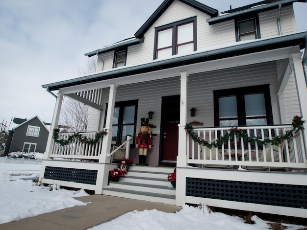 Maison décorée pour les vacances d'hiver.