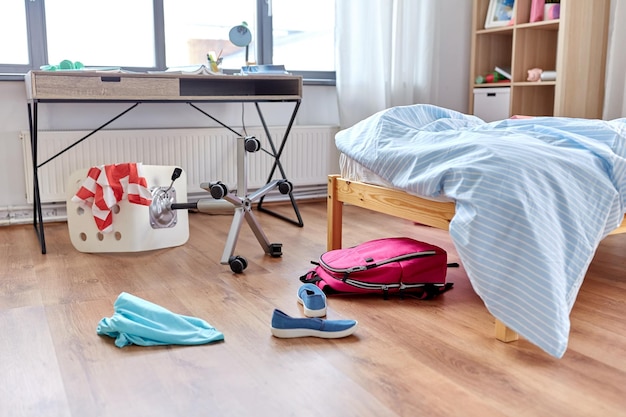 maison en désordre ou chambre d'enfants avec des objets éparpillés