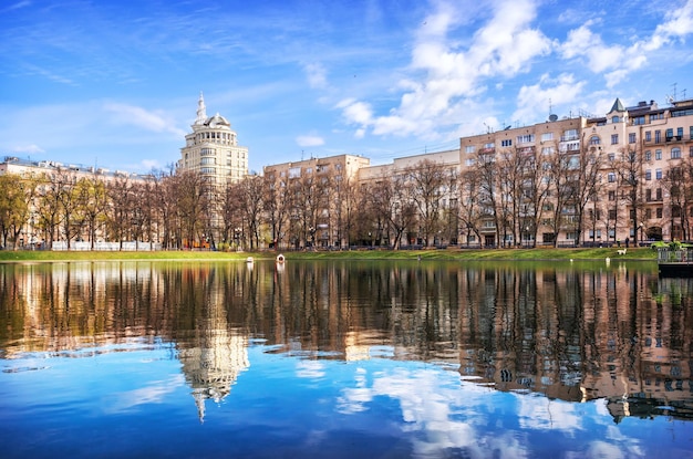 La maison du patriarche et la maison rentable de MA Svetlova près des étangs du patriarche à Moscou