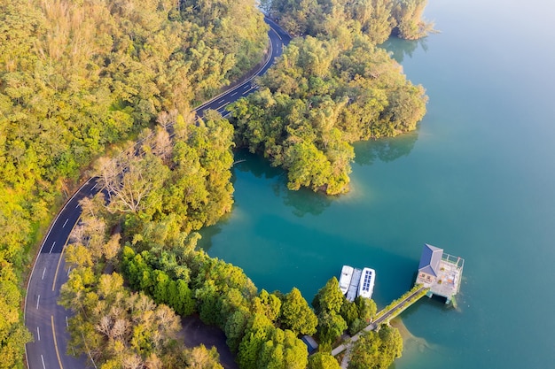 Maison sur l'eau dans le célèbre lac Sun Moon