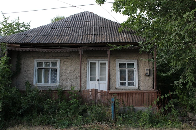 Une maison entourée d'arbres