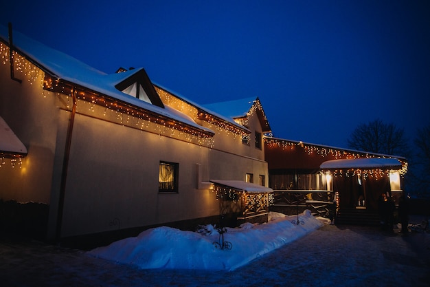 Une maison entourée de neige