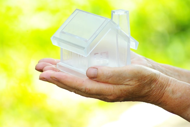 Maison entre les mains