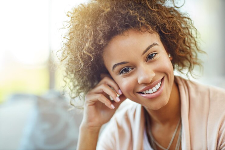 Photo la maison est un endroit pour être heureux portrait d'une jeune femme heureuse à la maison