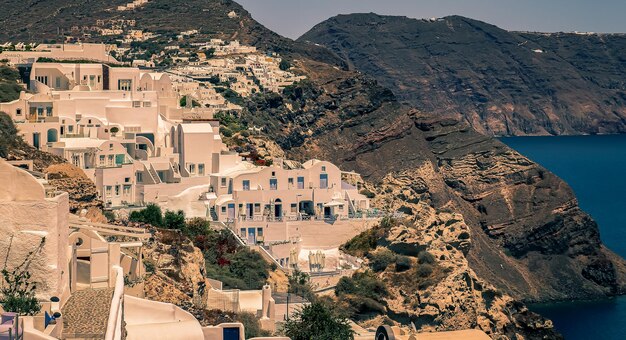 Photo une maison est sur le flanc d'une montagne.