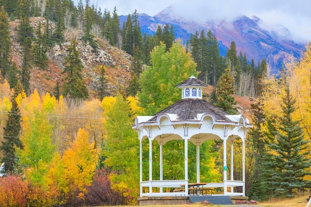 Maison d'été dans les montagnes à l'automne