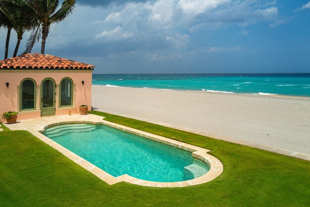 Maison d'été de luxe sur la côte de la mer