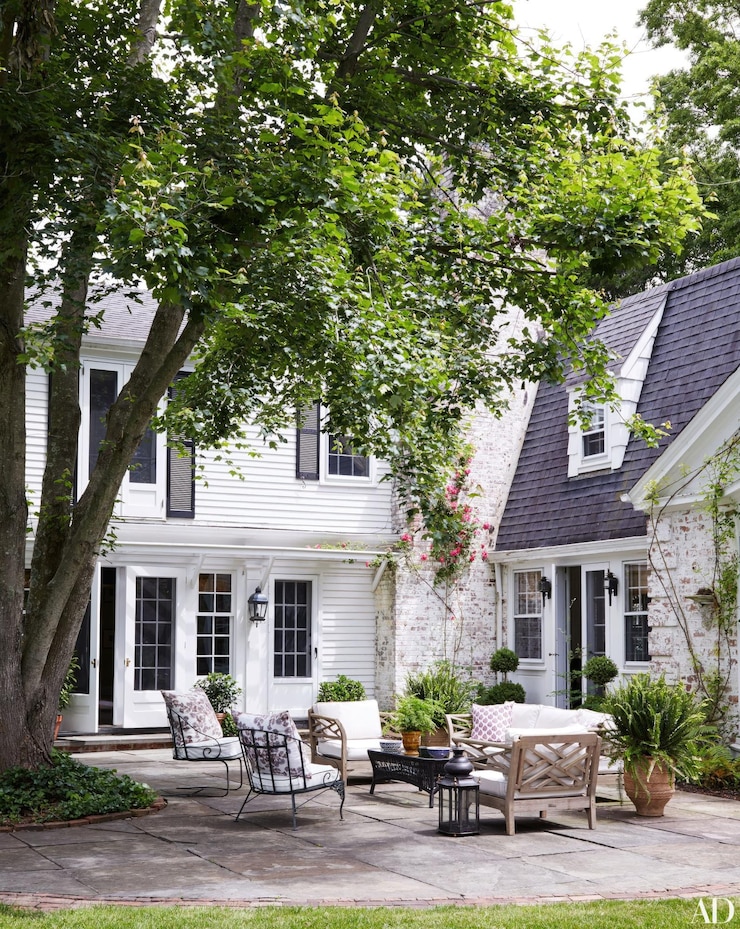 Photo une maison avec un extérieur blanc et un grand arbre dans la cour