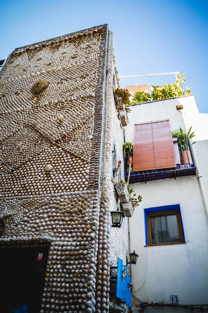 maison sur façade faite de coquillages en Espagne