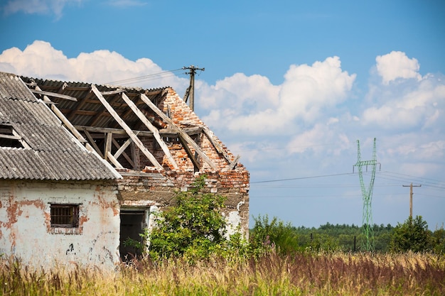 Maison de ferme abandonnée dans un champ