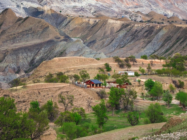 Maison de ferme rouge dans une gorge parmi les montagnes pittoresques. Village de haute montagne de Salta, Daghestan.