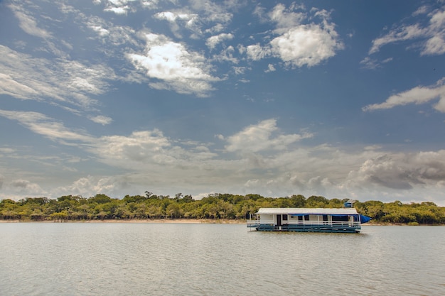 Maison flottante sur le fleuve Amazone