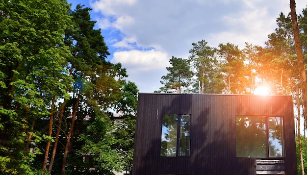 une maison avec un fond de ciel et des arbres