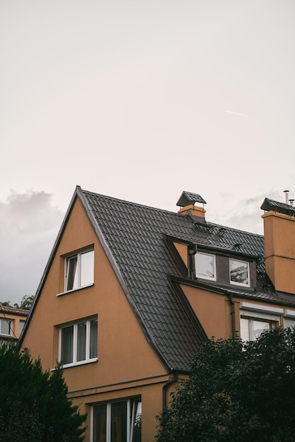 Maison sur fond de ciel nuageux le soir