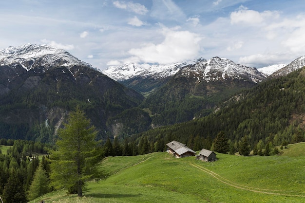 Maison sur fond de montagnes Paysage alpin
