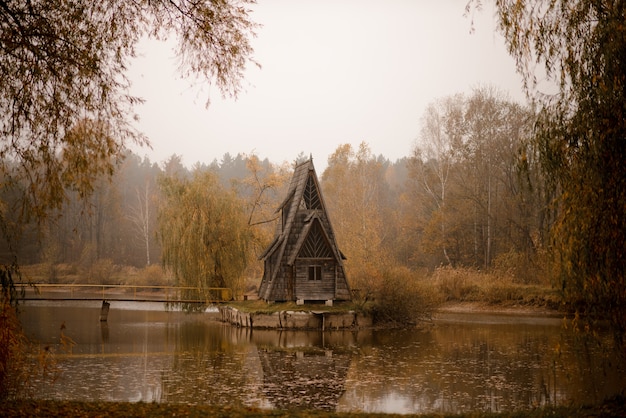 Maison de forestier. paysage d'automne. maison du forestier. paysage d'automne