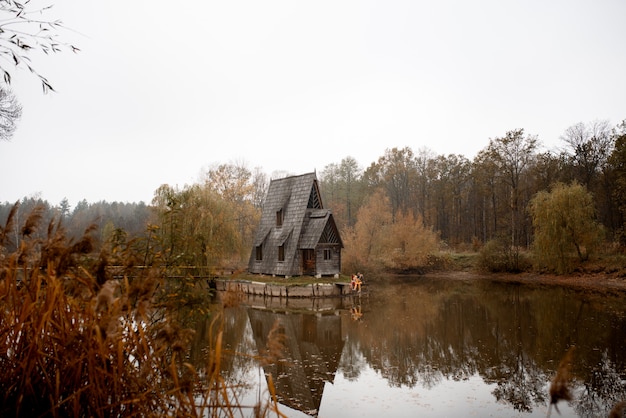 Maison de forestier. paysage d'automne. maison du forestier. paysage d'automne