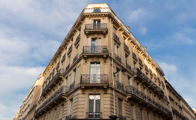 Maison française traditionnelle avec balcons et fenêtres typiques de Paris