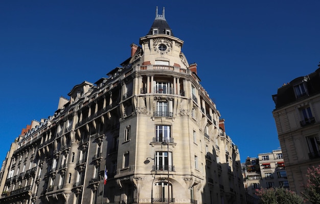 Maison française traditionnelle avec balcons et fenêtres typiques de Paris