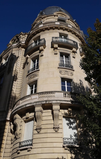 Maison française traditionnelle avec balcons et fenêtres typiques de Paris