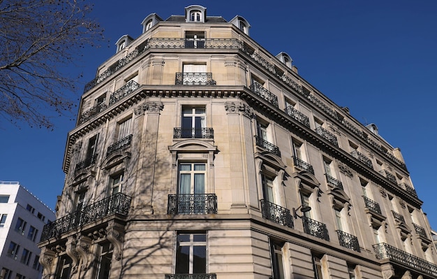 Maison française traditionnelle avec balcons et fenêtres typiques de Paris