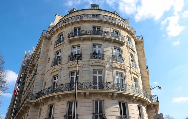 Maison française traditionnelle avec balcons et fenêtres typiques de Paris