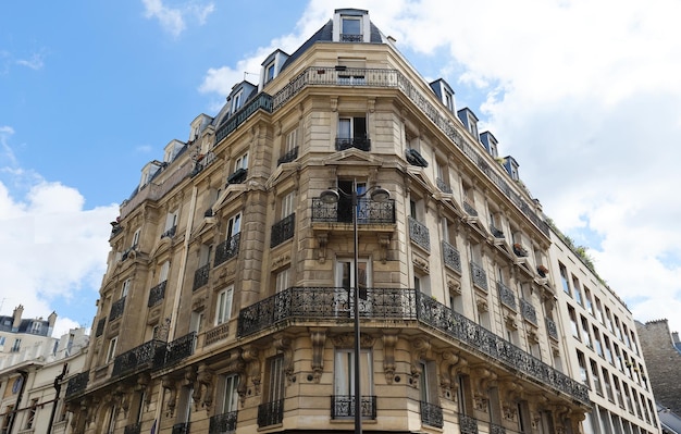 Maison française traditionnelle avec balcons et fenêtres typiques de Paris