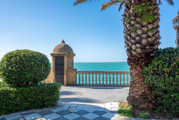 Photo la maison de garde du paseo santa barbara dans le parc génois parque genoves cadix andalousie espagne