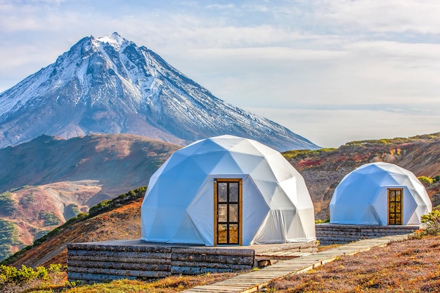 Maison de glamping et maisons de tente de paysage rural de volcan dans la mise au point sélective de la péninsule du kamchatka