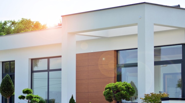 une maison avec une grande fenêtre et une porte qui dit " bienvenue dans la communauté ".