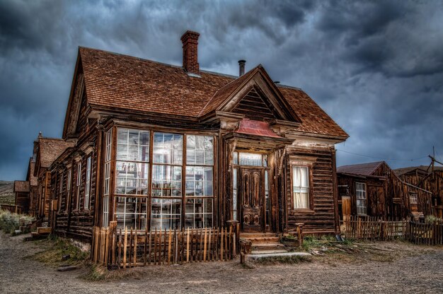 Photo une maison avec une grande fenêtre qui dit vieux sur le devant