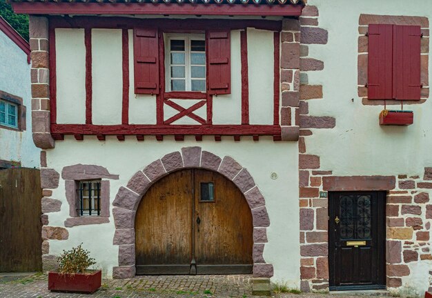 Une maison avec une grande porte et une grande fenêtre