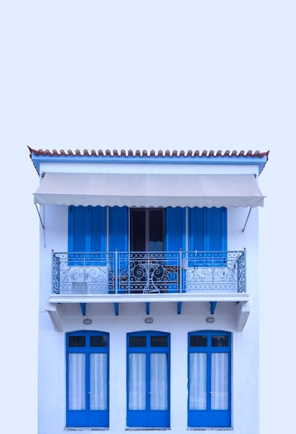 Maison grecque traditionnelle de style bleu et blanc sur fond bleu en Grèce