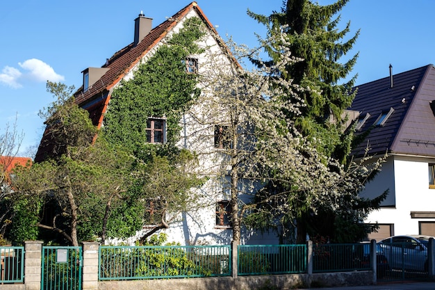 Maison d'habitation confortable avec vigne dans un secteur privé d'un charme traditionnel de campagne européenne